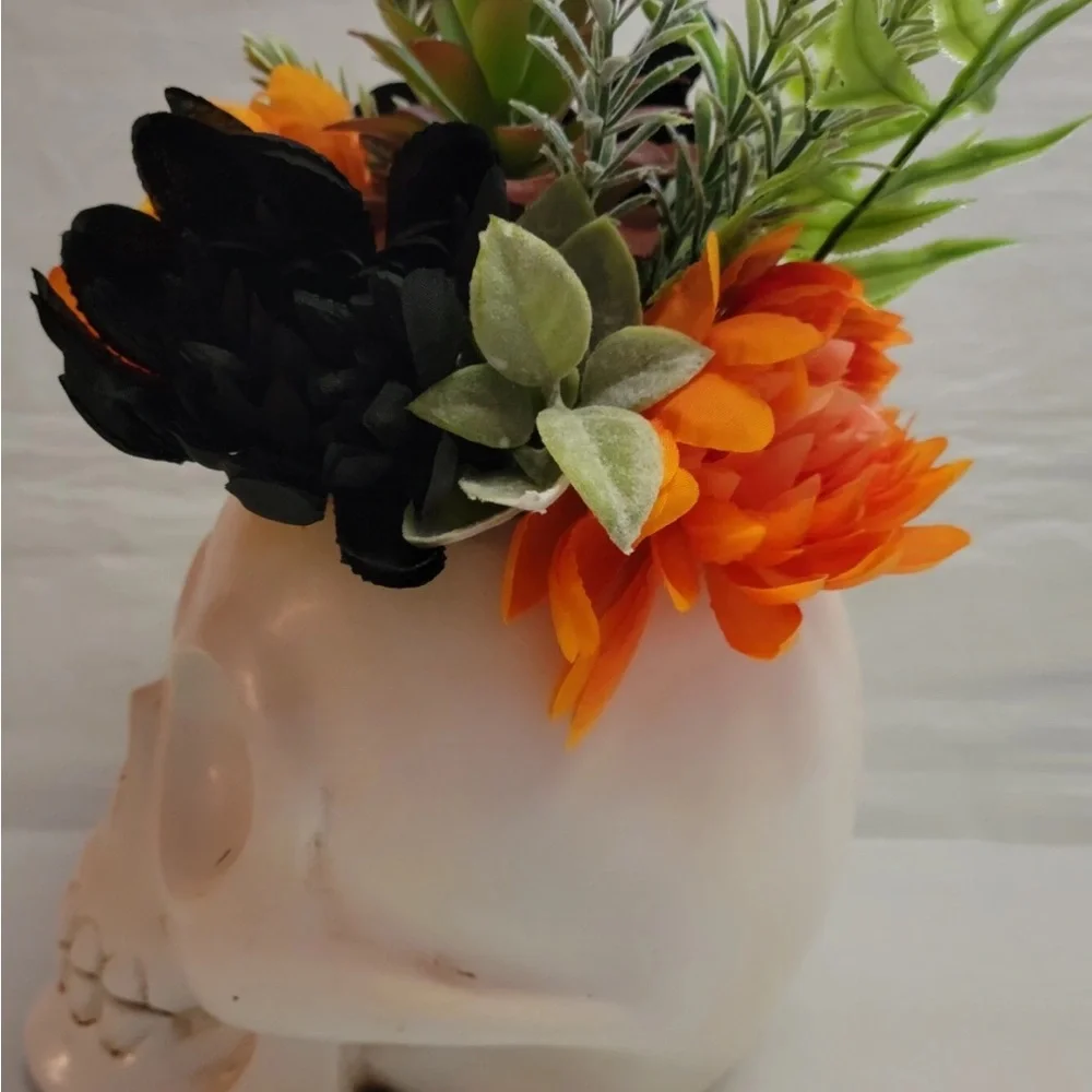 2022 Hyde Eek White Skull Succulent Plant Flower Ghoulish Garden Halloween